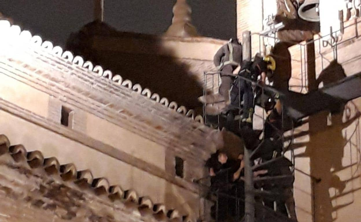 Iimpiden Que Un Hombre Salte Desde El Tejado De La Iglesia De El Carmen ...